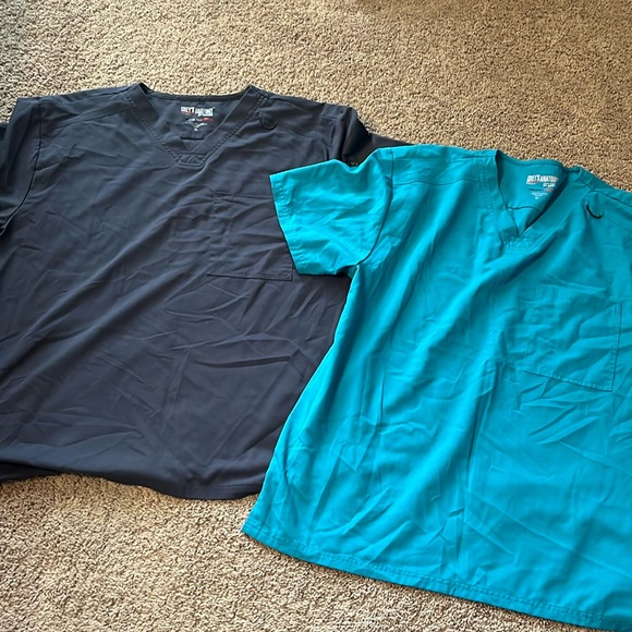 Men’s Grey’s Anatomy two size extra large scrub tops - Picture 2 of 9